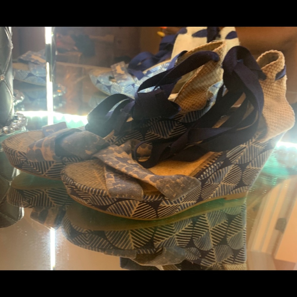 Tribal Print Tie up Wedges sz 8